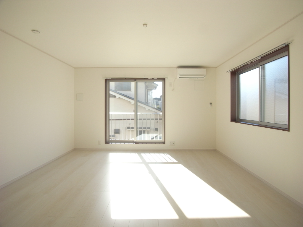 2階南側洋室は2面採光！