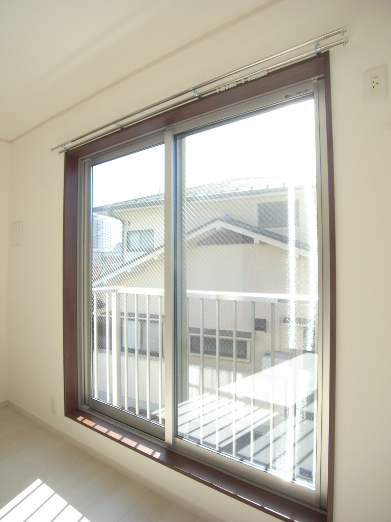 2階南側洋室は手すり付き！