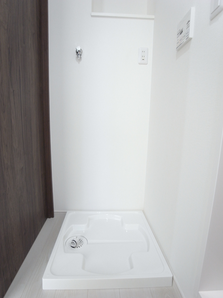 洗面台と反対側に洗濯機置き場があります！