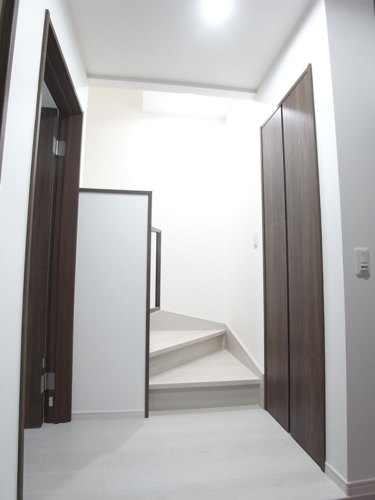 1階から2階へ上がる階段