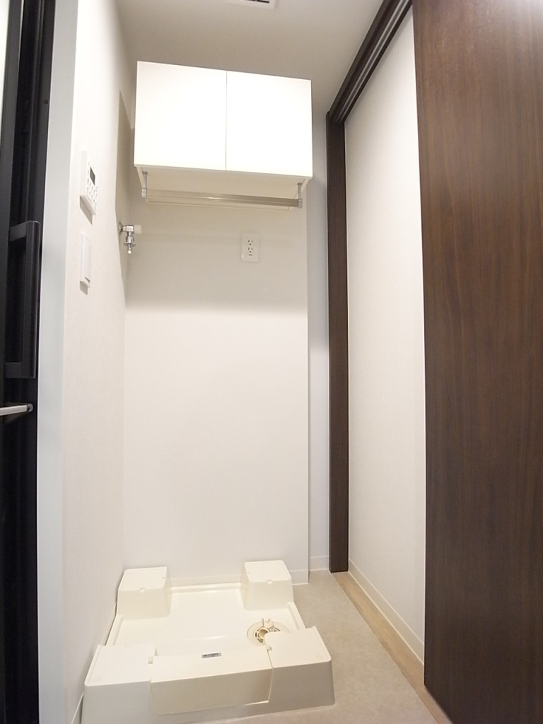 洗濯機置き場の上部には棚と便利なバーが付いています！