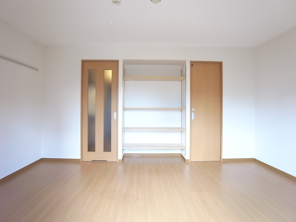 壁面には幅のある棚があります！