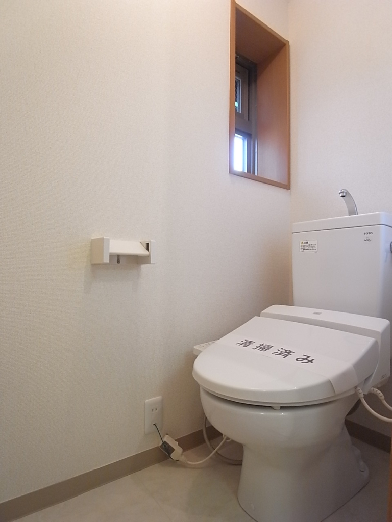 換気窓の付いている温水洗浄便座付きトイレ！
