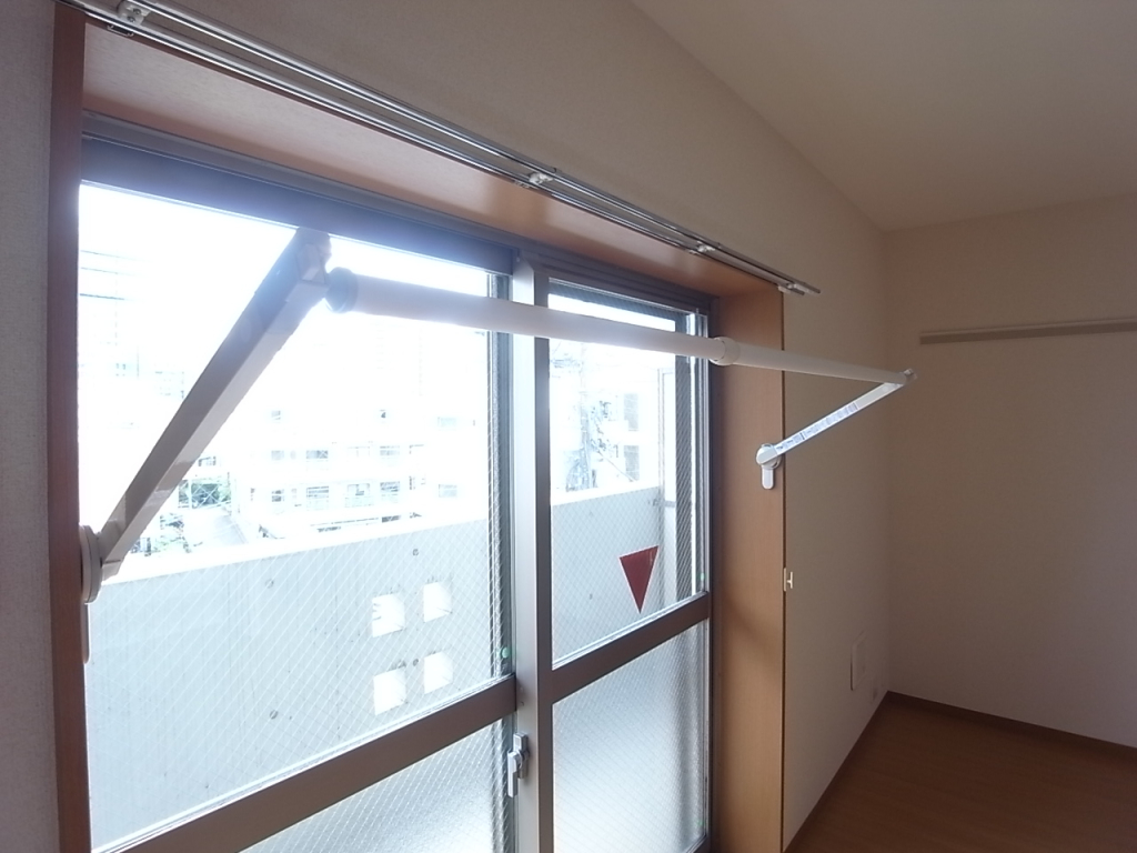 雨の日にも重宝する室内物干し具！