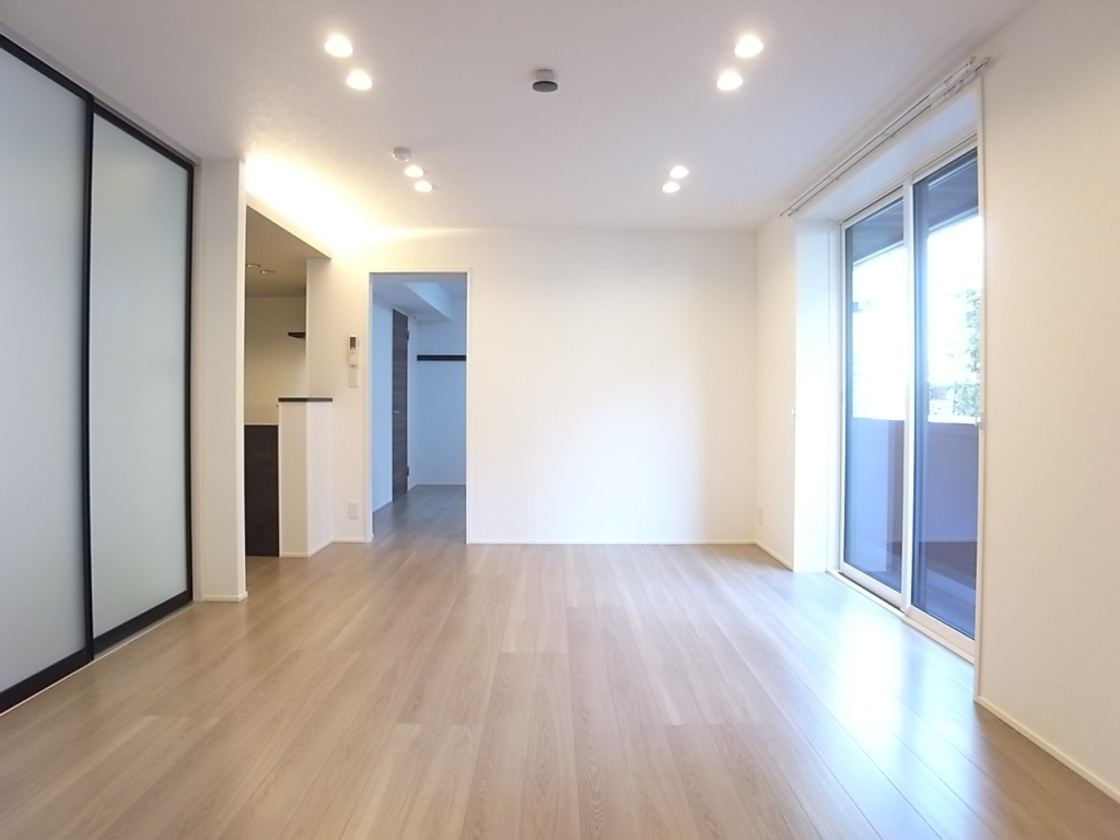 正面は7.0帖の洋室への入り口！