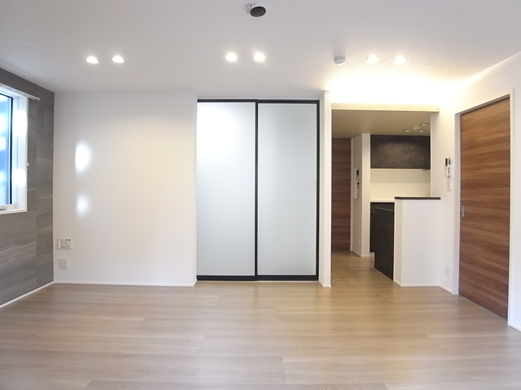 5.9帖の洋室との間は光を通すスライドドア！