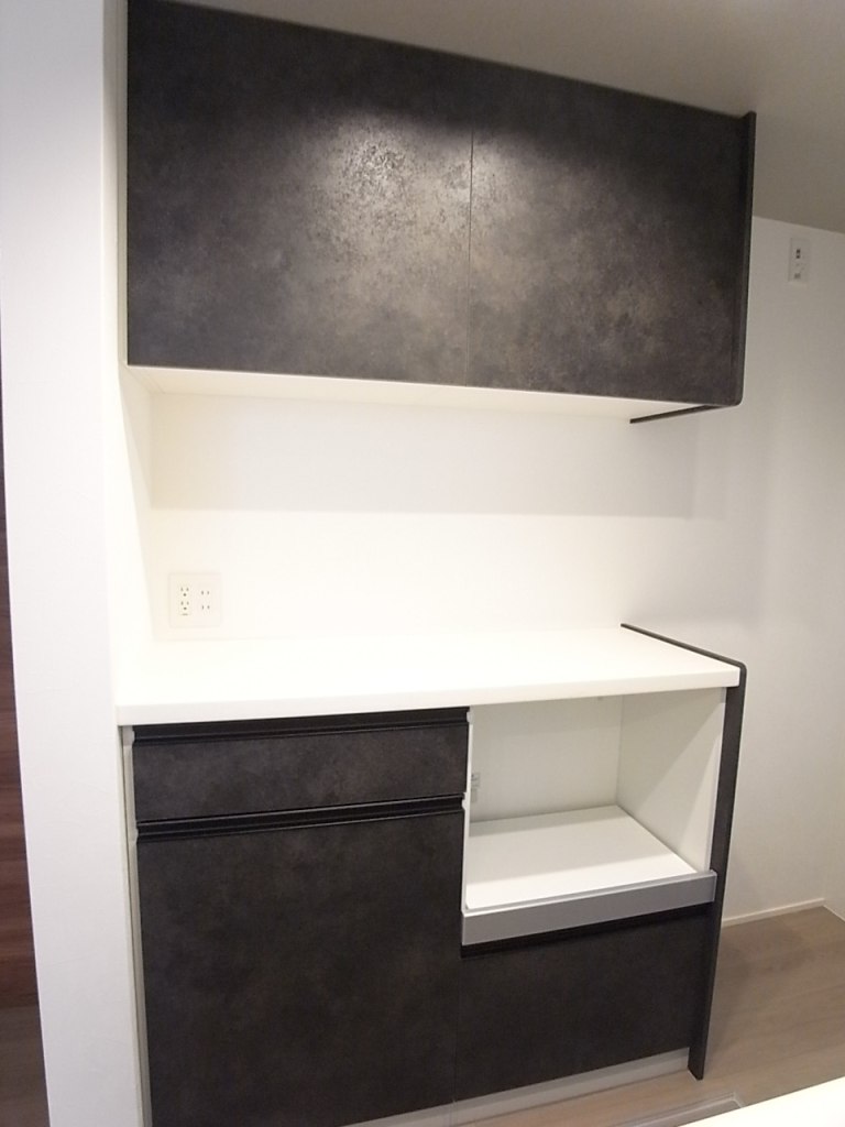 背面にはキッチン家電もおけるカップボード！