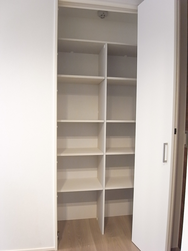 キッチン横の収納は食品庫としても使えます！