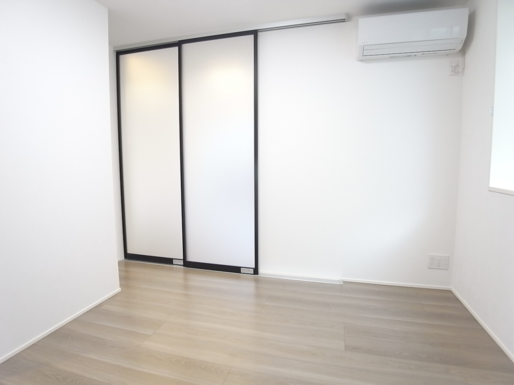 リビングとの間は光を通すスライドドア！