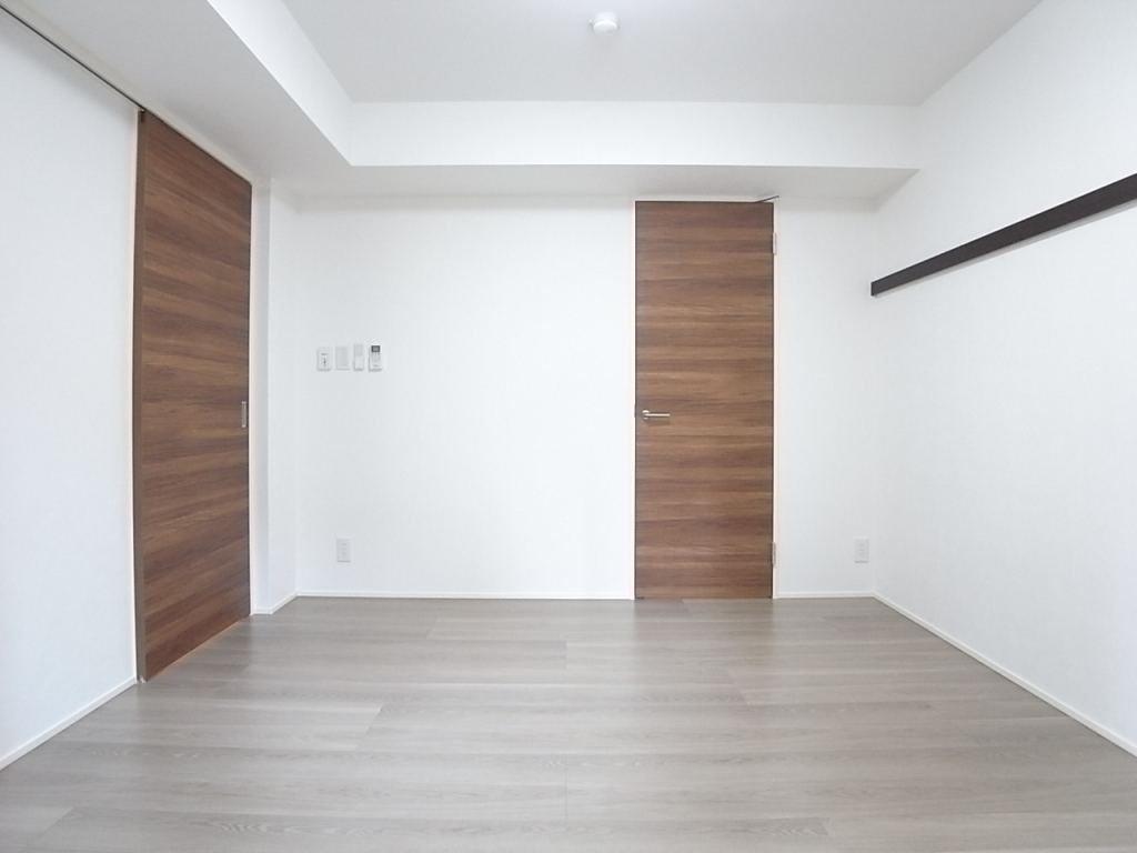 正面のドアはウォークインクローゼットの入り口。左のドアを開けるとリビング！