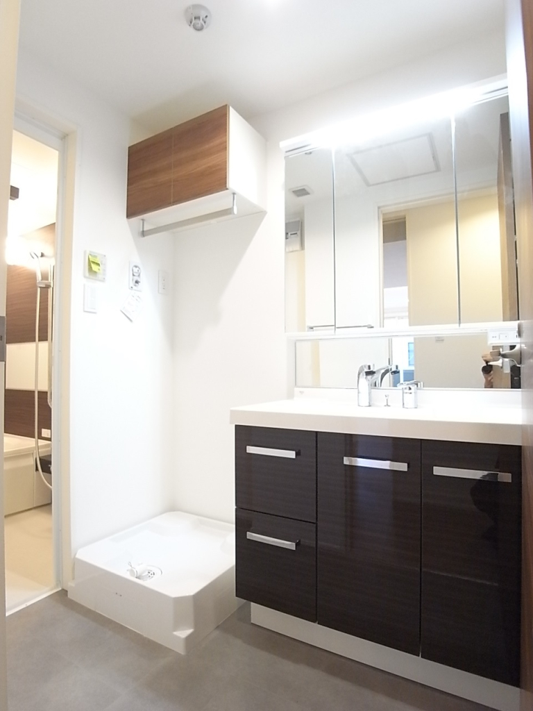 洗面脱衣所には洗濯機置き場と上部の戸棚！