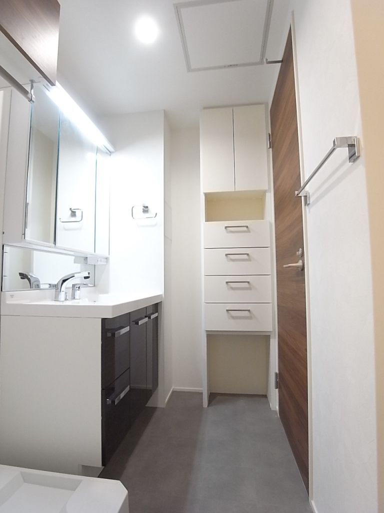 洗面脱衣所には便利にお使いいただける棚が造り付け！