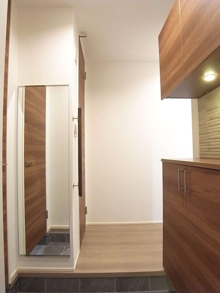 玄関には姿見を設置！