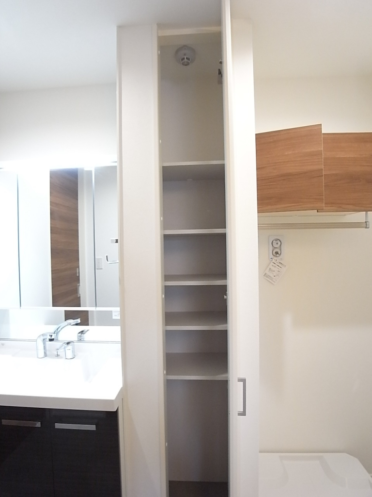 洗濯機置き場横　収納