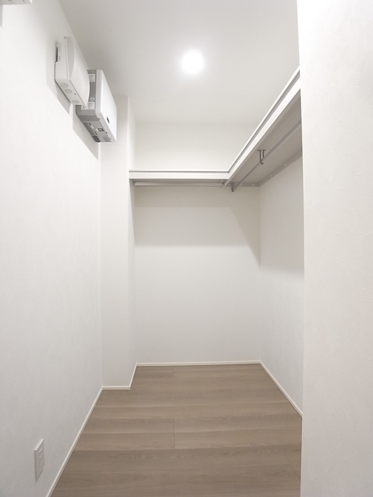 東側洋室ウォークインクローゼット