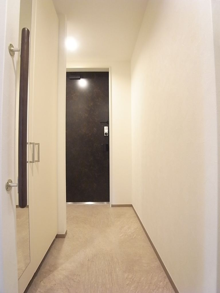 リビング側から撮った廊下