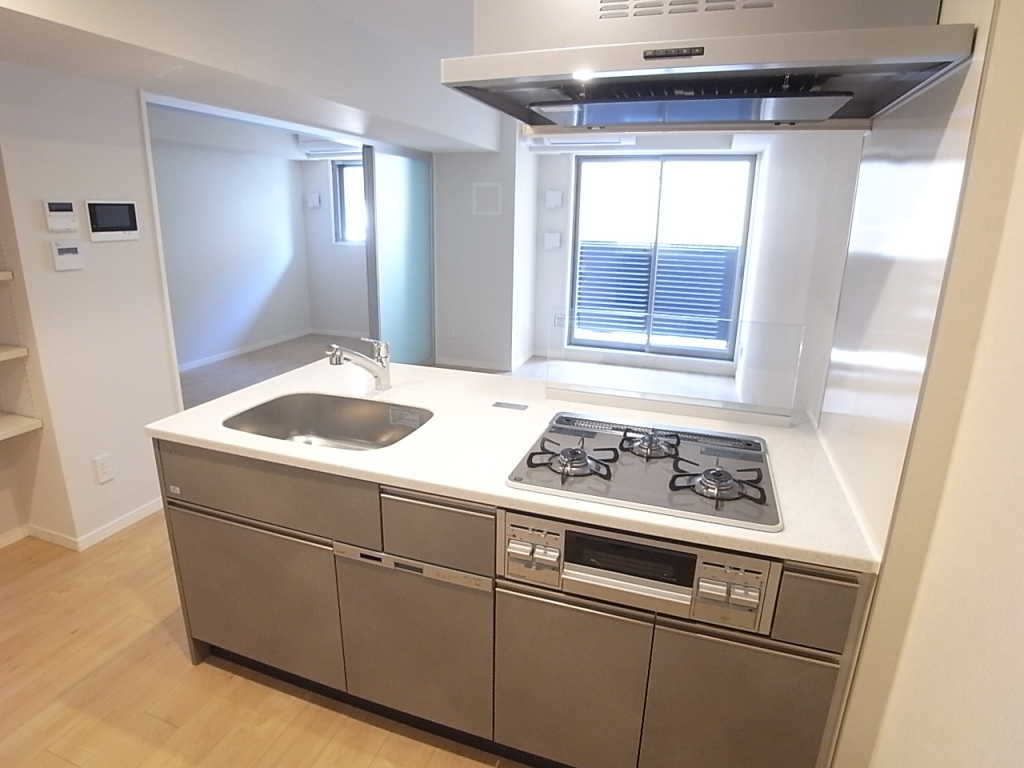 キッチン　3口グリル付コンロ、食器洗浄乾燥機完備