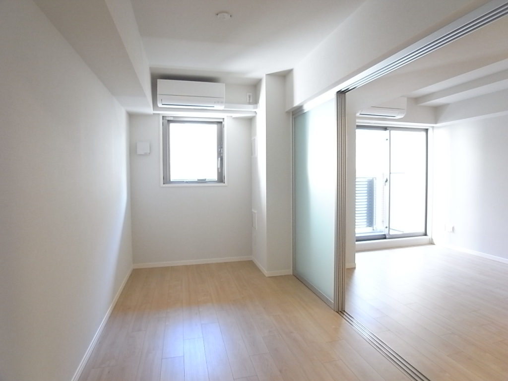 洋室　収納側から