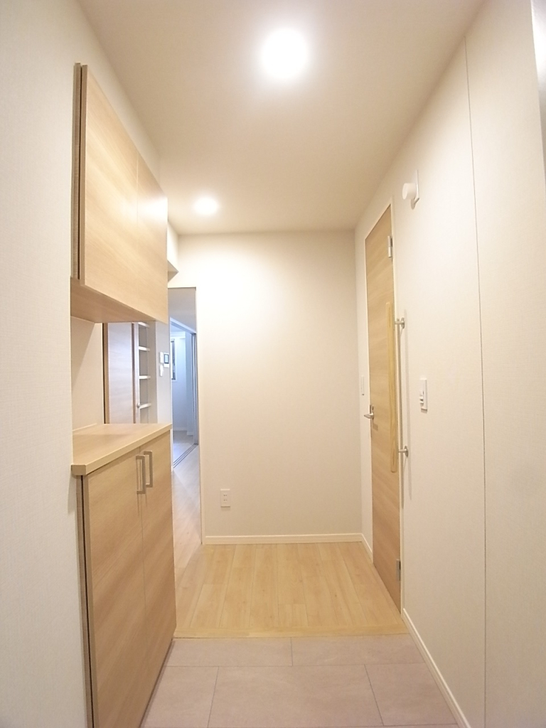 玄関側から撮った廊下