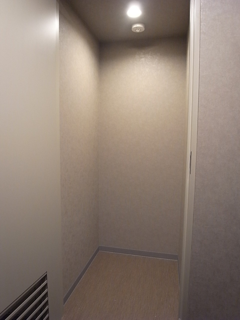 トランクルーム（1世帯1つずつ）それぞれのフロアの廊下にあります