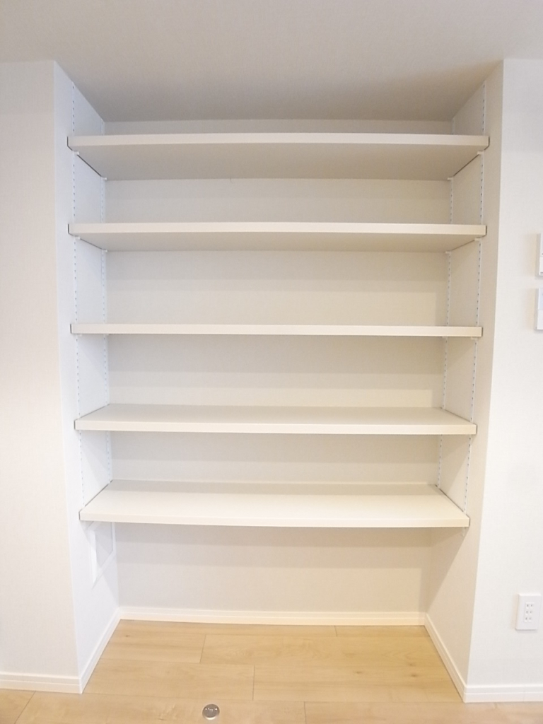 キッチン横　収納棚