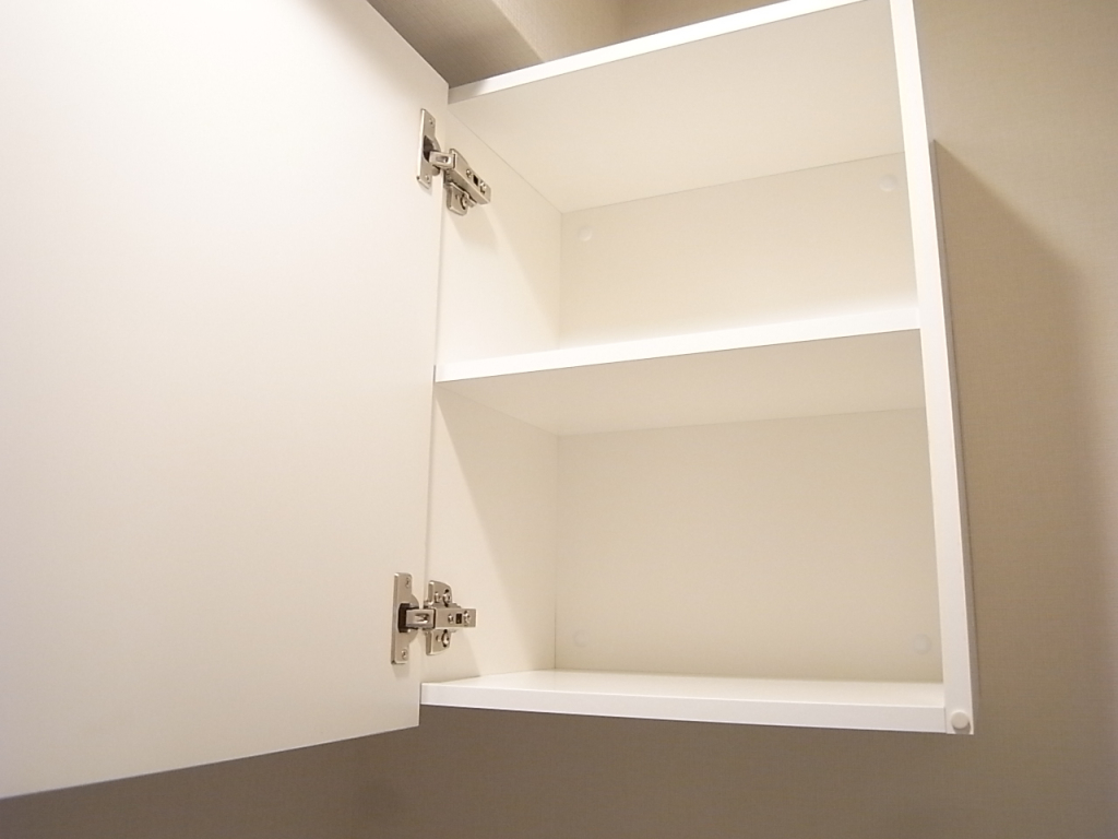 トイレ収納棚　トイレ用の用具をたっぷり収納できます