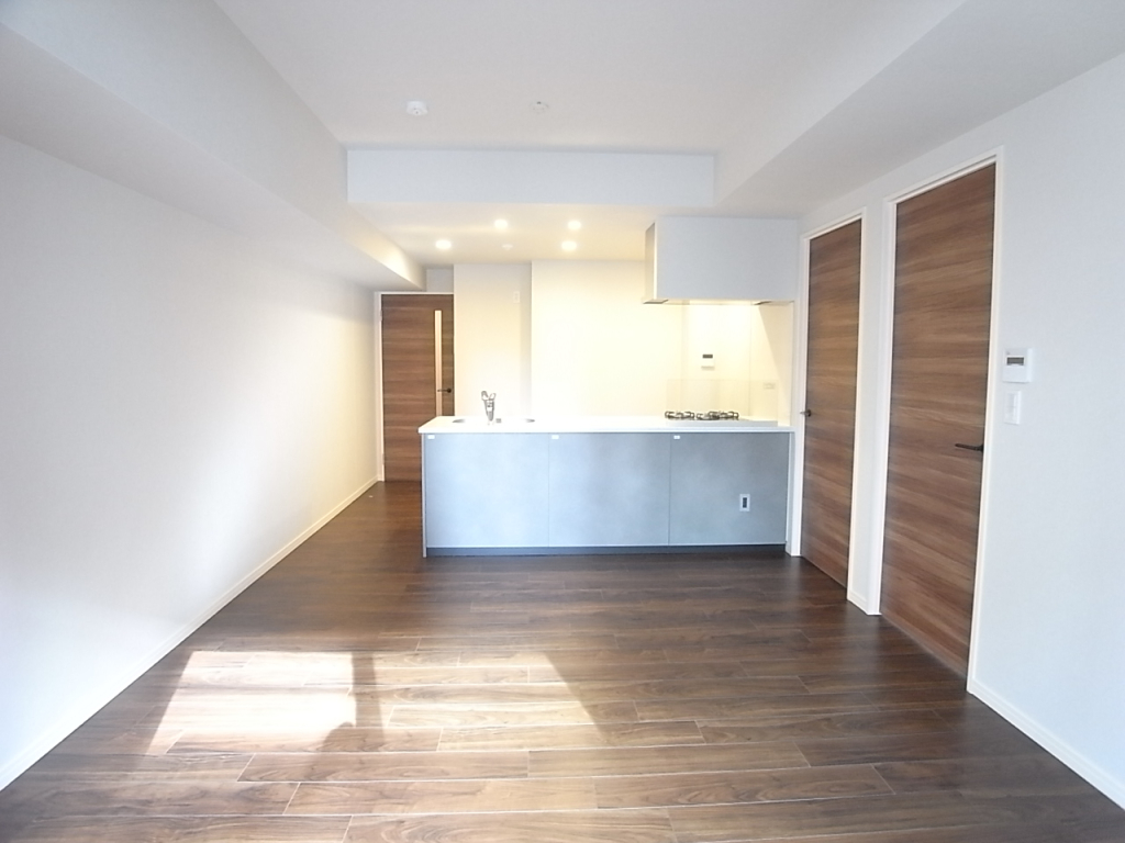 フローリングは落ち着いた色合い！