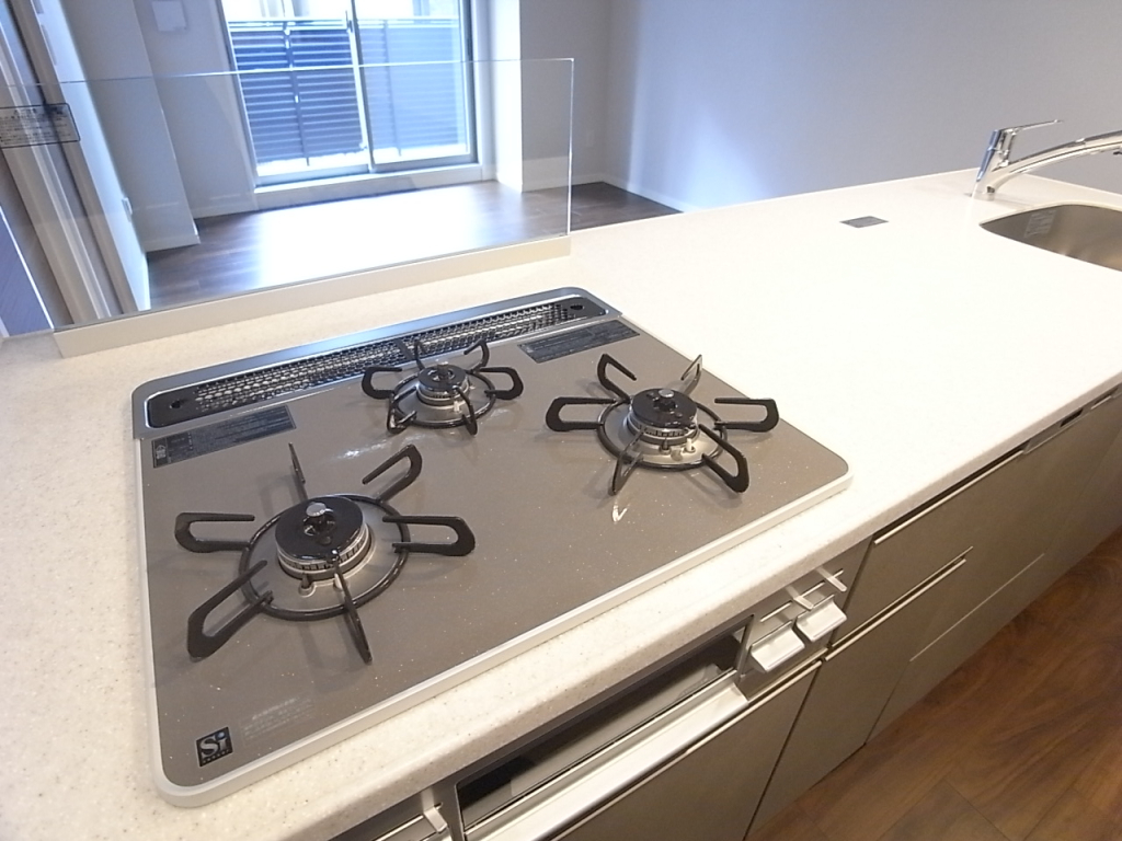 システムキッチンガス3口コンログリル付き！