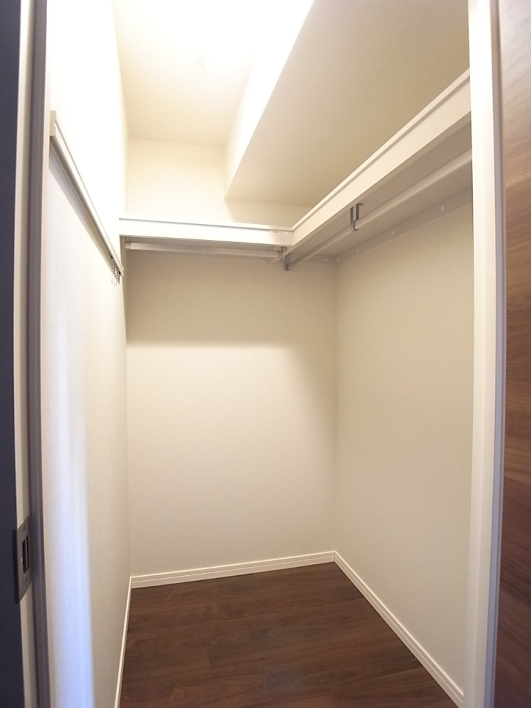 ウォークインクローゼットでお部屋がスッキリと片付きます！