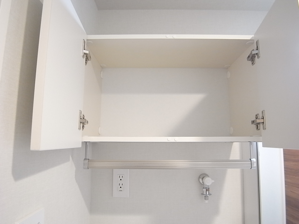 洗濯機置き場の上部には便利な戸棚！