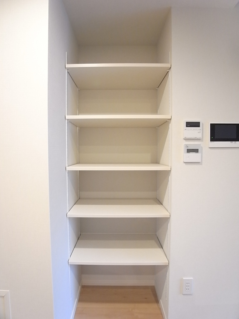キッチン横　棚　高さ調節可能