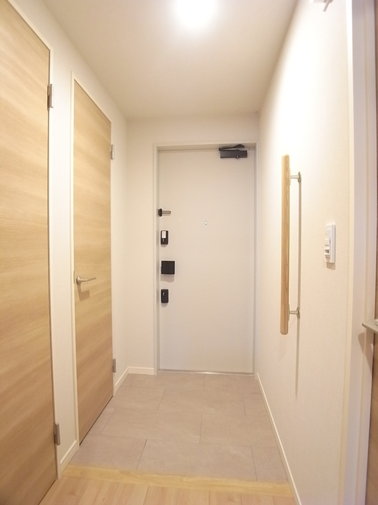 リビング側から撮った廊下