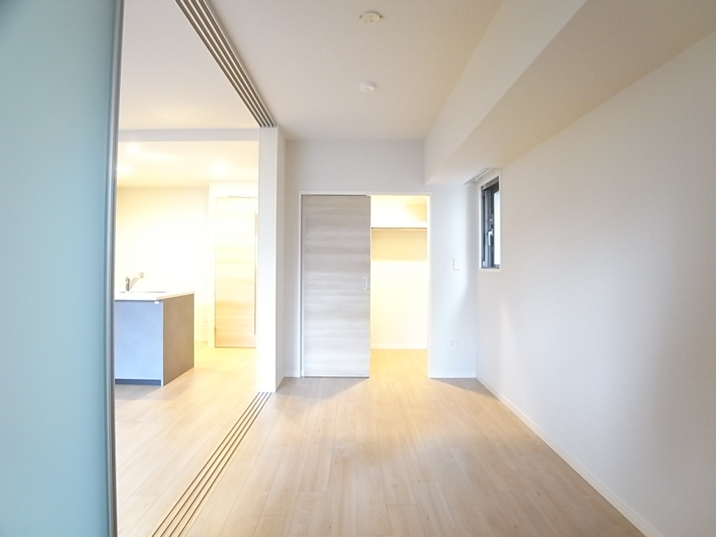 洋室（スライドスクリーン開いた状態）