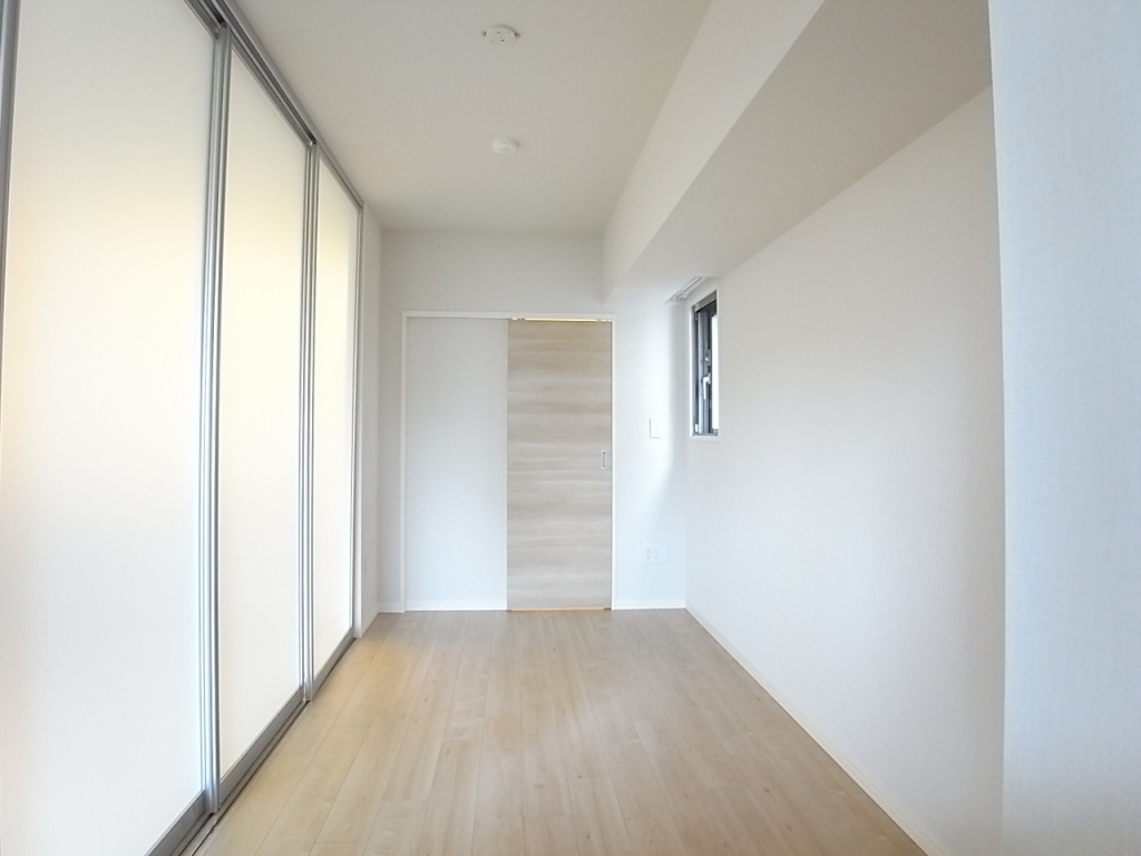 別角度から撮った洋室（スライドスクリーンで閉めた状態）