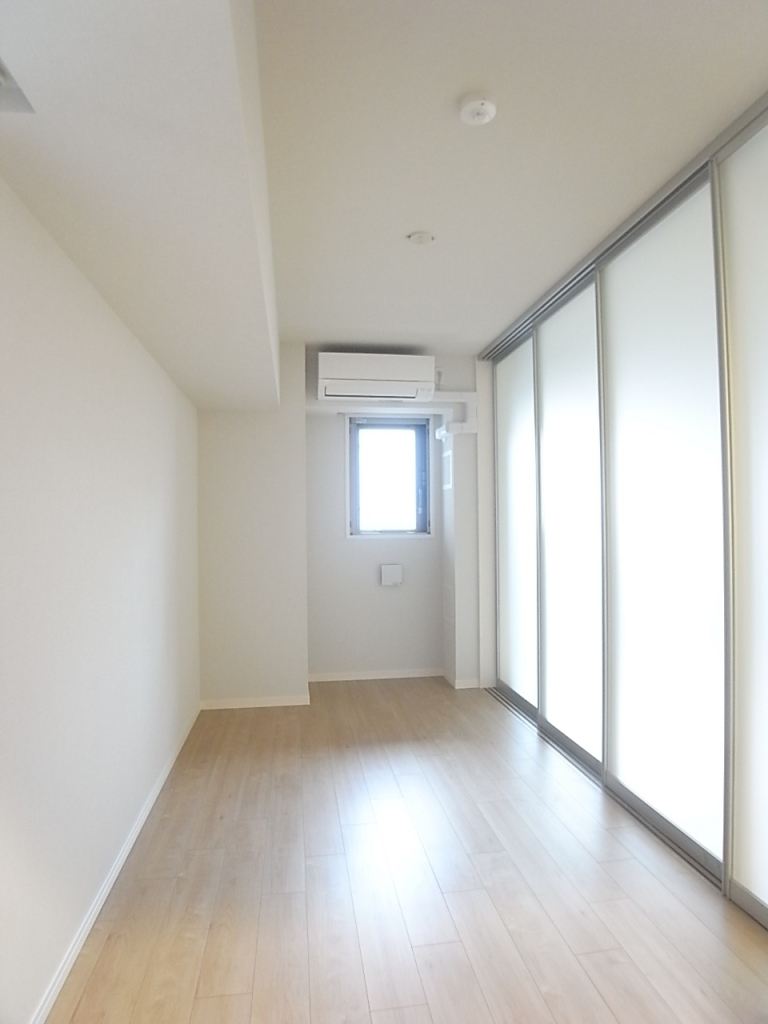 5.8帖の洋室（スライドスクリーンで閉めた状態）