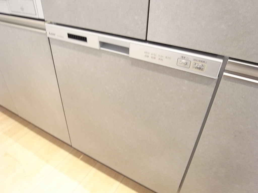 ビルトインの食洗機（閉めた状態）