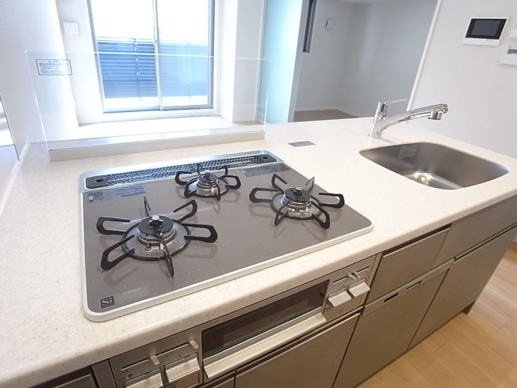システムキッチンガス3口コンログリル付き！