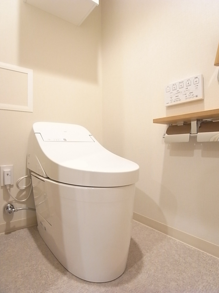 タンクレスの温水洗浄便座！