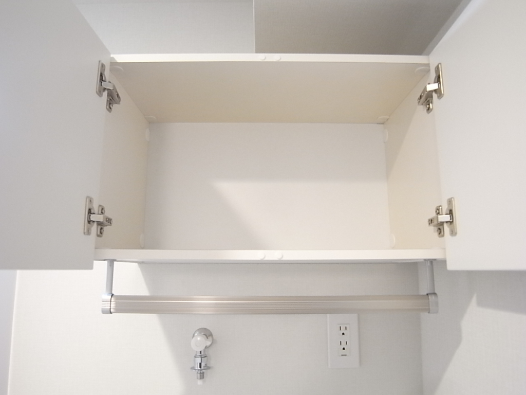 洗濯機置き場の上部には便利な棚！