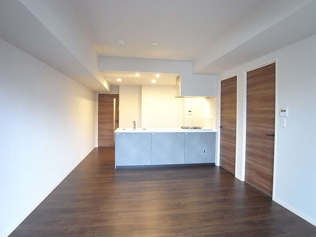 フローリングは落ち着いた色合い！