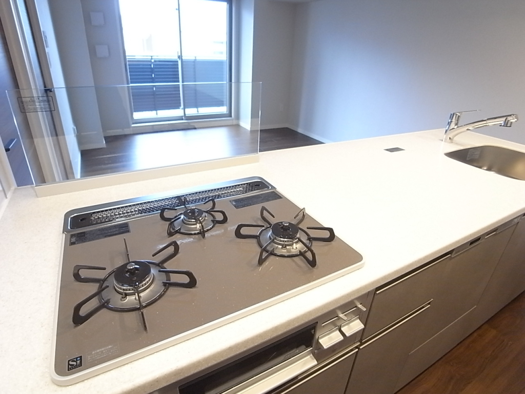 システムキッチンガス3口コンログリル付き！