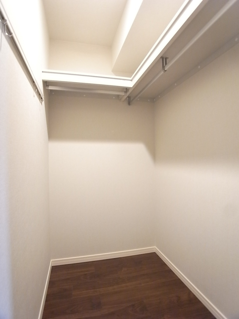 ウォークインクローゼットでお部屋がスッキリと片付きます！