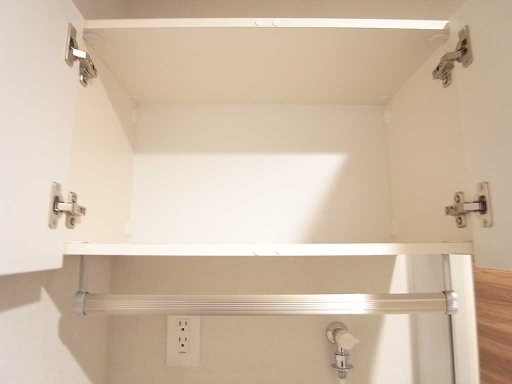 洗濯機置き場の上部には便利な戸棚！