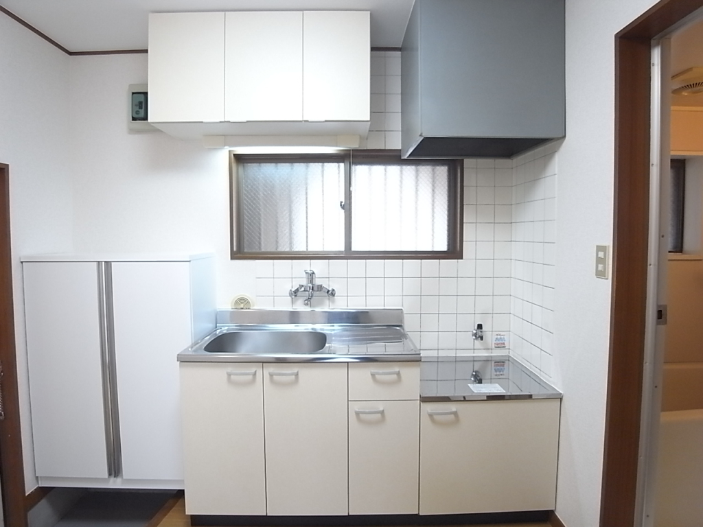 キッチンの上部には吊戸棚があって収納力あり。