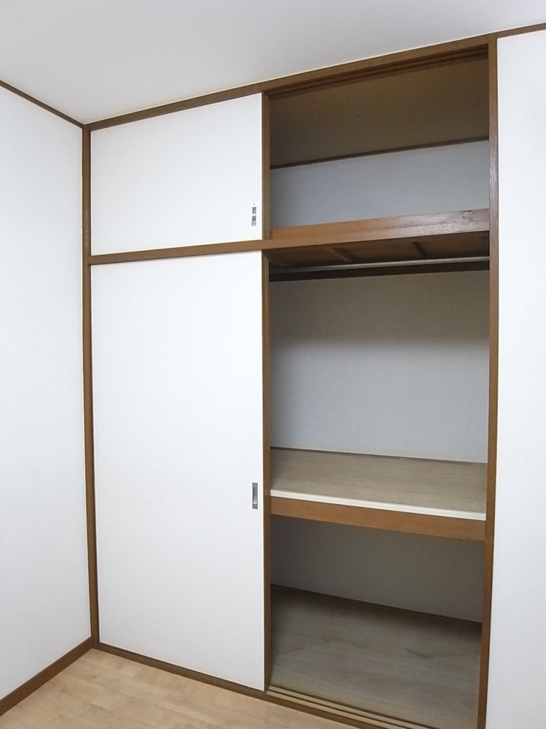 押し入れタイプの収納の中段にはハンガーパイプあり！