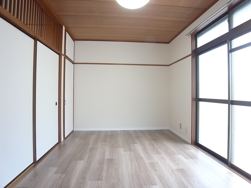掃き出し窓からテラスに出られます！