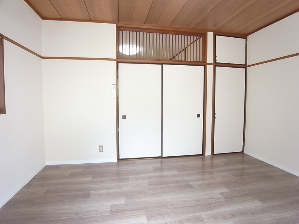 真ん中の洋室との間の扉の上部は光を通すようになっています！