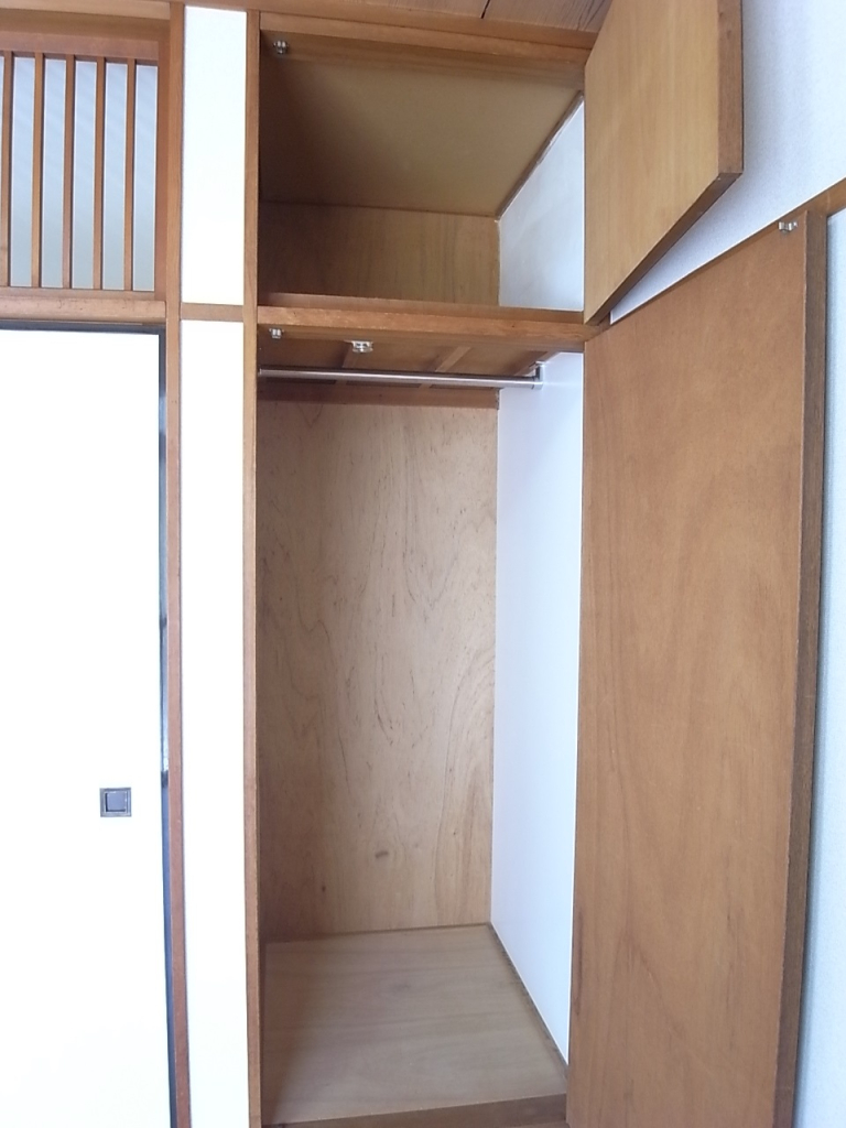 東側の洋室の収納！