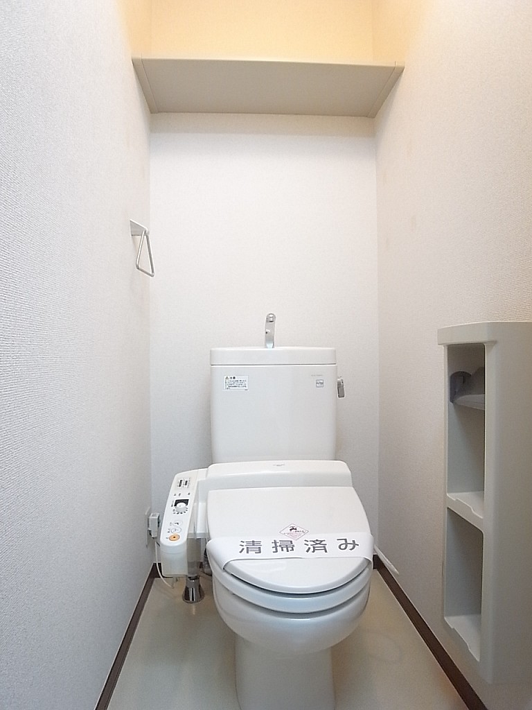 温水洗浄便座付きのトイレ。（写真は105号室のもの）