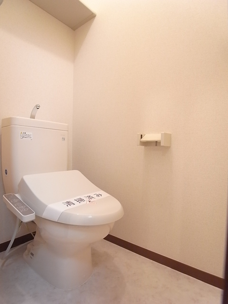 多機能便座付き！上部棚にはペーパー類のストックを。
